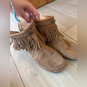 Minnetonka fringe moccasin booties 8.5 women’s